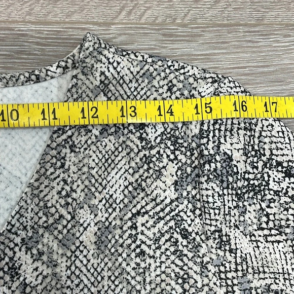 Ann Taylor Reptile Snake Print V-Neck Blouse M - Picture 4 of 12